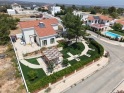 Ζανακιά - Ισόγεια κατοικία με σοφίτα